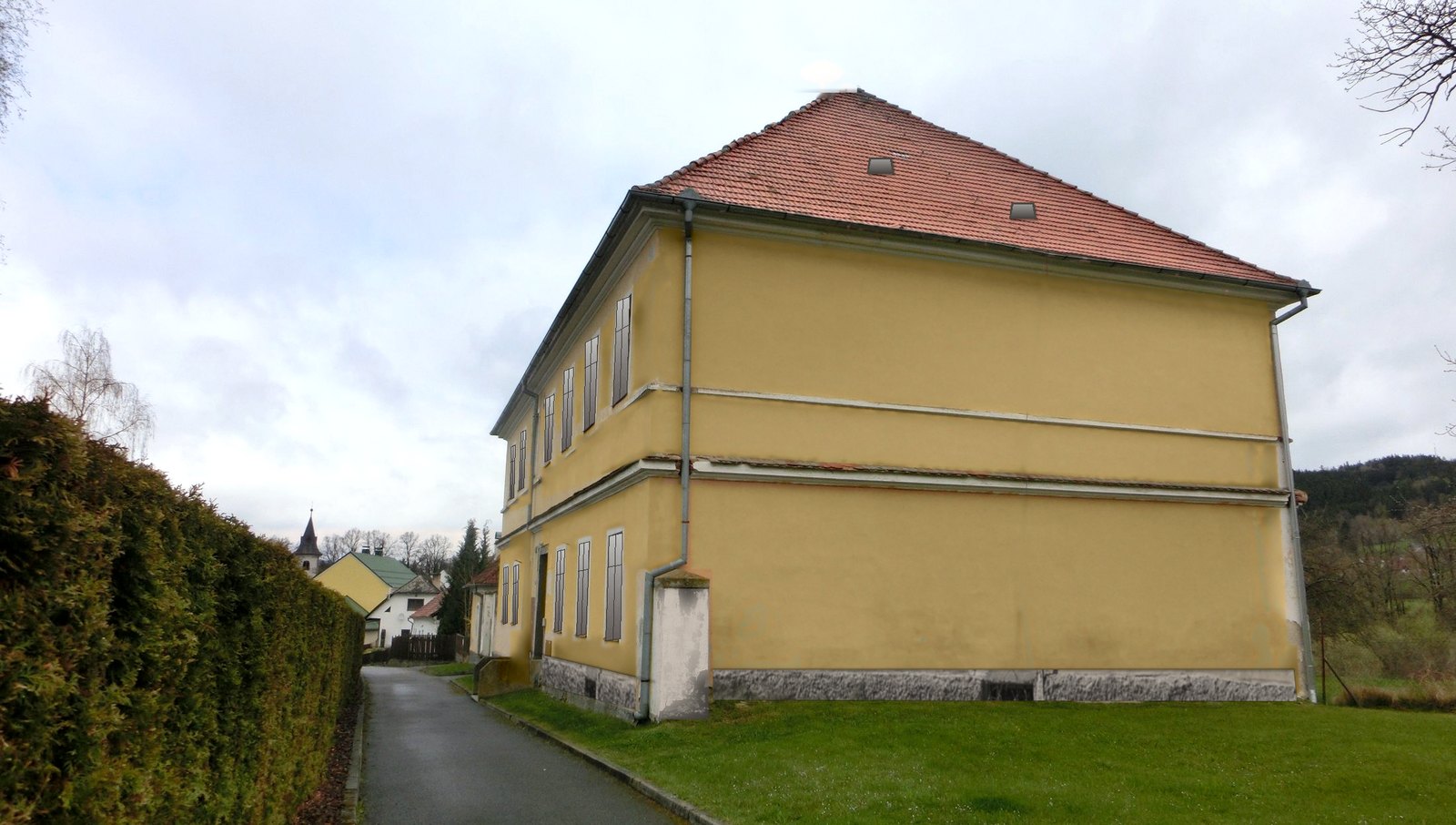 Dům z rohu ulice, v pozadí kostel